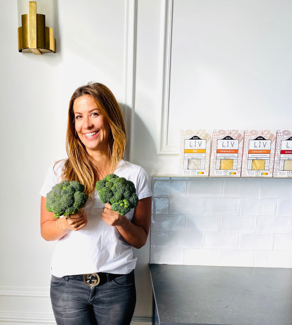 Ariane Baujard Fondatrice Liv Happy Food avec des légumes et des boites de pâtes au konjac