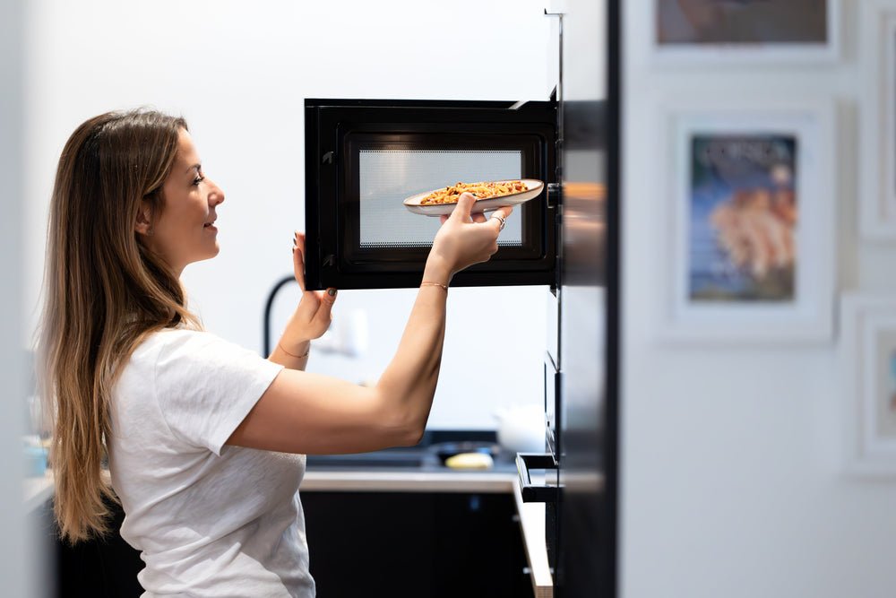 ariane la fondatrice de LIV met un plat de spaghetti de konjac au micro ondes