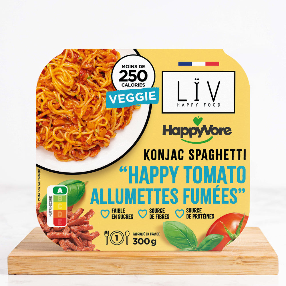 plat prepare de spaghetti de konjac faible en calories à la tomate et aux allumettes végétales fumées