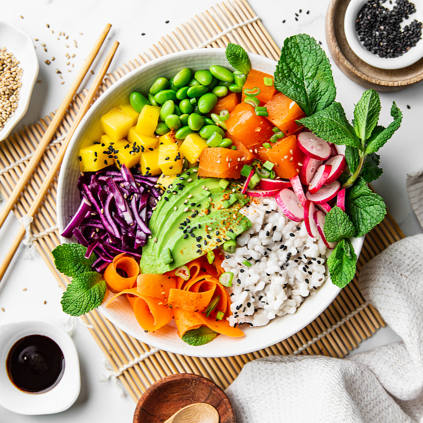 Un poke bowl de riz de konjac léger et permettant de rééquilibrer son alimentation