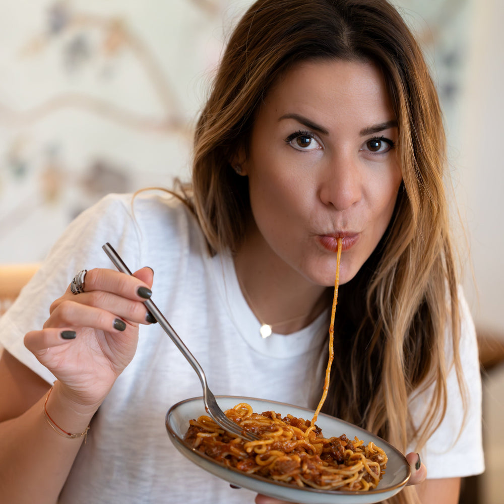 Ariane la co fondatrice de LÏV Happy Food en train de manger des spaghetti de konjac pour rééquilibrer son alimentation