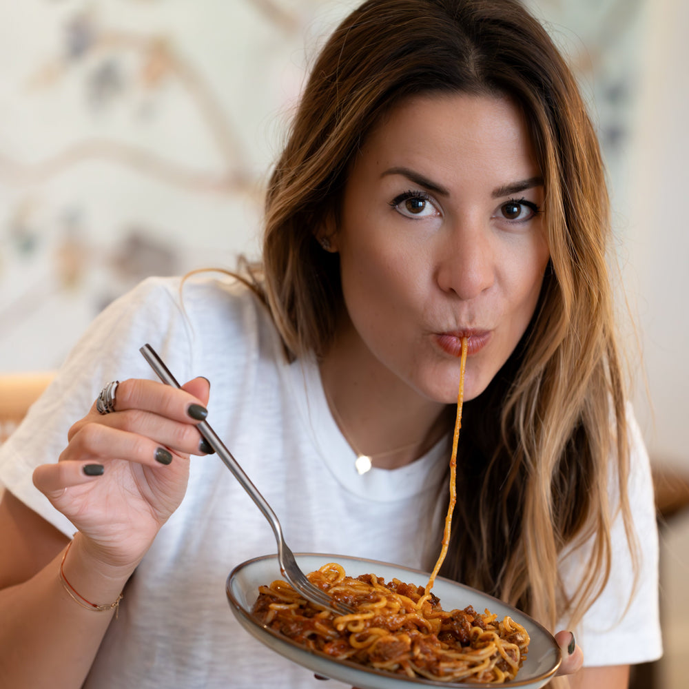 ariane qui mange des spaghetti de konjac légers et sains sans calories 