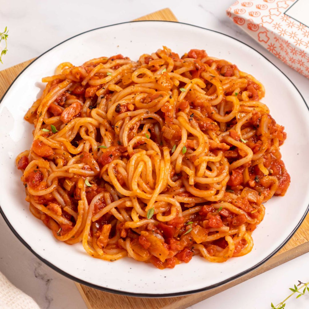 une assiette de spaghetti de konjac aux allumettes végétales fumées en collaboration avec Happyvore est posé sur une table 